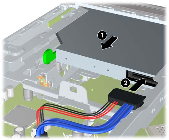 3. Desplace completamente la unidad óptica a través del panel frontal hasta que se introduzca en el compartimento (1); a continuación, conecte el cable a la parte posterior de la unidad (2).