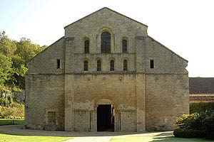 Iglesia Monástica La iglesia es de tres naves, con crucero. Al sur se encuentra el claustro donde se abre la sala capitular y la sala de los monjes, sobre las que se encuentra el dormitorio.