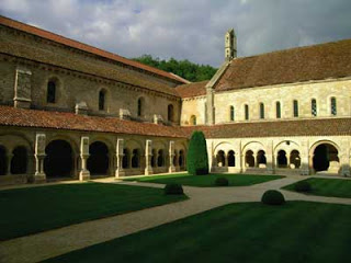 Fundada en 1119 mediante el sistema cisterciense Situada en Francia, cerca del