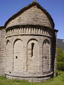 En el interior la portada de ingreso en la iglesia, de arco de medio punto, descargando en un dintel monolítico; y a ambos lados de la misma, pilastras con interposición de dos columnas formadas por
