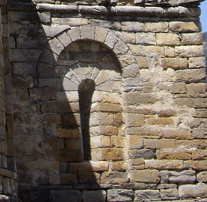 La puerta principal se abre en la fachada sur; y otras dos puertas, de arco de falsa herradura se abren en el muro occidental de cada una de las dos capillas laterales.