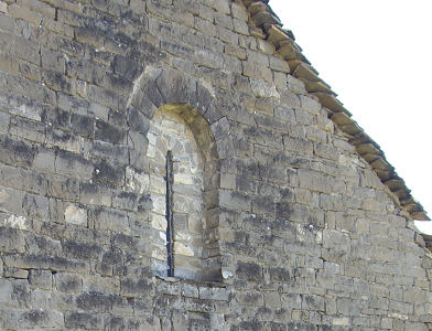Existió alguna ventana en esta parte de la torre? Otra imagen de la torre donde se aprecian los ventanales y el ábside La torre de planta cuadrada, está adosada al muro septentrional.