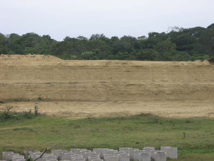 CAPÍTULO III III - 82 En la Tabla II-11 se indican los bancos de material en la región, para el posible suministro de los agregados (grava-arena) para la construcción del proyecto Tuxpan Conversión
