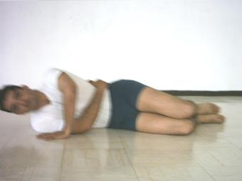 c) este ejercicio se conoce como molinetes, 1) abrimos brazos, palmas en el piso, inhalamos y al exhalar, levantamos pies flexionando rodillas, inhalar; 2) exhalando bajamos ambas rodillas a un