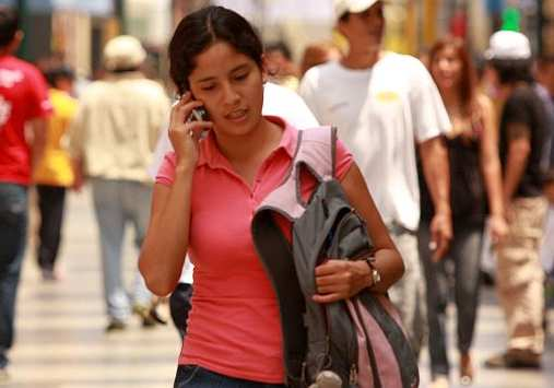 TELEFONÍA MÓVIL Durante el periodo 2009-13, las empresas operadoras de telefonía móvil se distribuyen según su participación del siguiente modo: Telefónica Móviles S.A. con el 56% del total atendido en este servicio, seguido de América Móvil con 40% y Nextel del Perú con 4%.