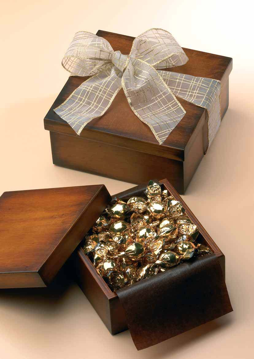 Ref. 350 Caja de madera grande. Contiene: 400 gr. de bolas de chocolate crujiente. 17,5 x 17 x 8 cm. Ref.