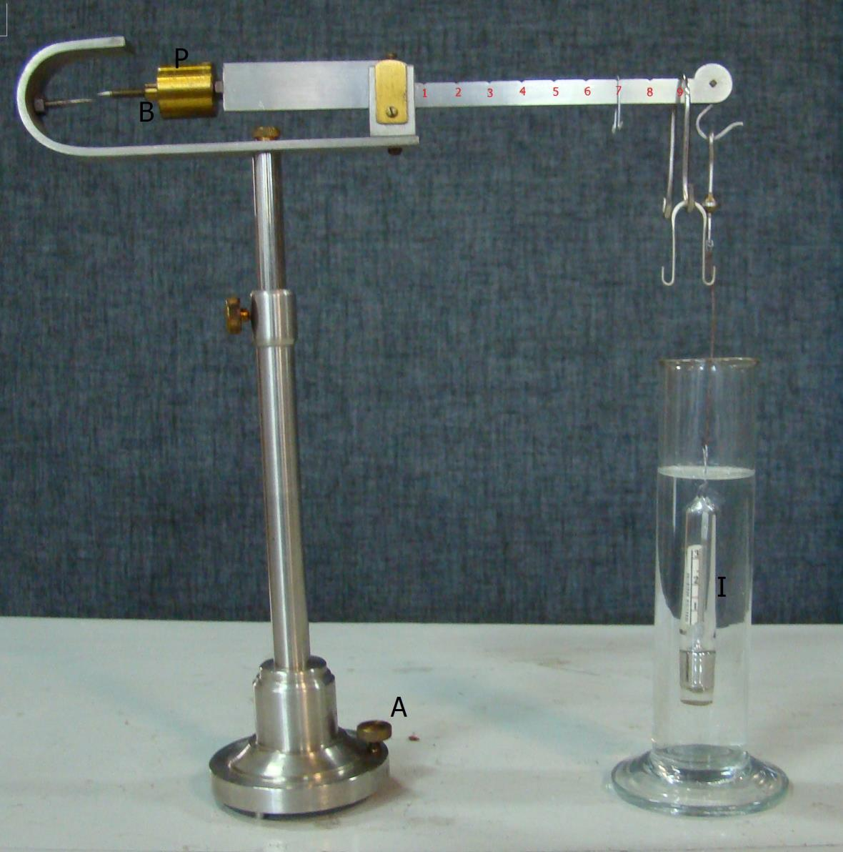 Esta balanza de brazos desiguales se utiliza para la determinación de densidades de líquidos más o menos densos que el agua.