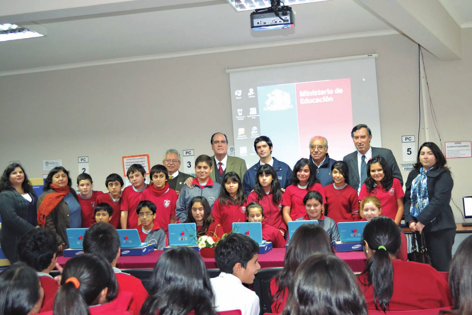 Entrega de computadores a 45 alumnos de séptimo básico de escuelas de Malloa, Pelequén, Corcolén, Panquehue, Limahue y Pelequén Viejo, en el marco del programa Yo elijo mi PC. 13 de mayo 2013.