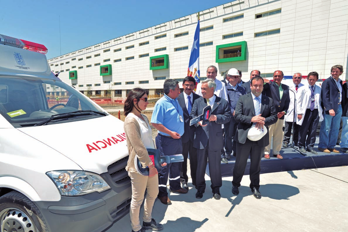 El Presidente Piñera, durante una visita inspectiva al nuevo Hospital Regional de Rancagua, hizo entrega de ocho ambulancias para la región. 5 de noviembre de 2013. Fernando y Codegua.