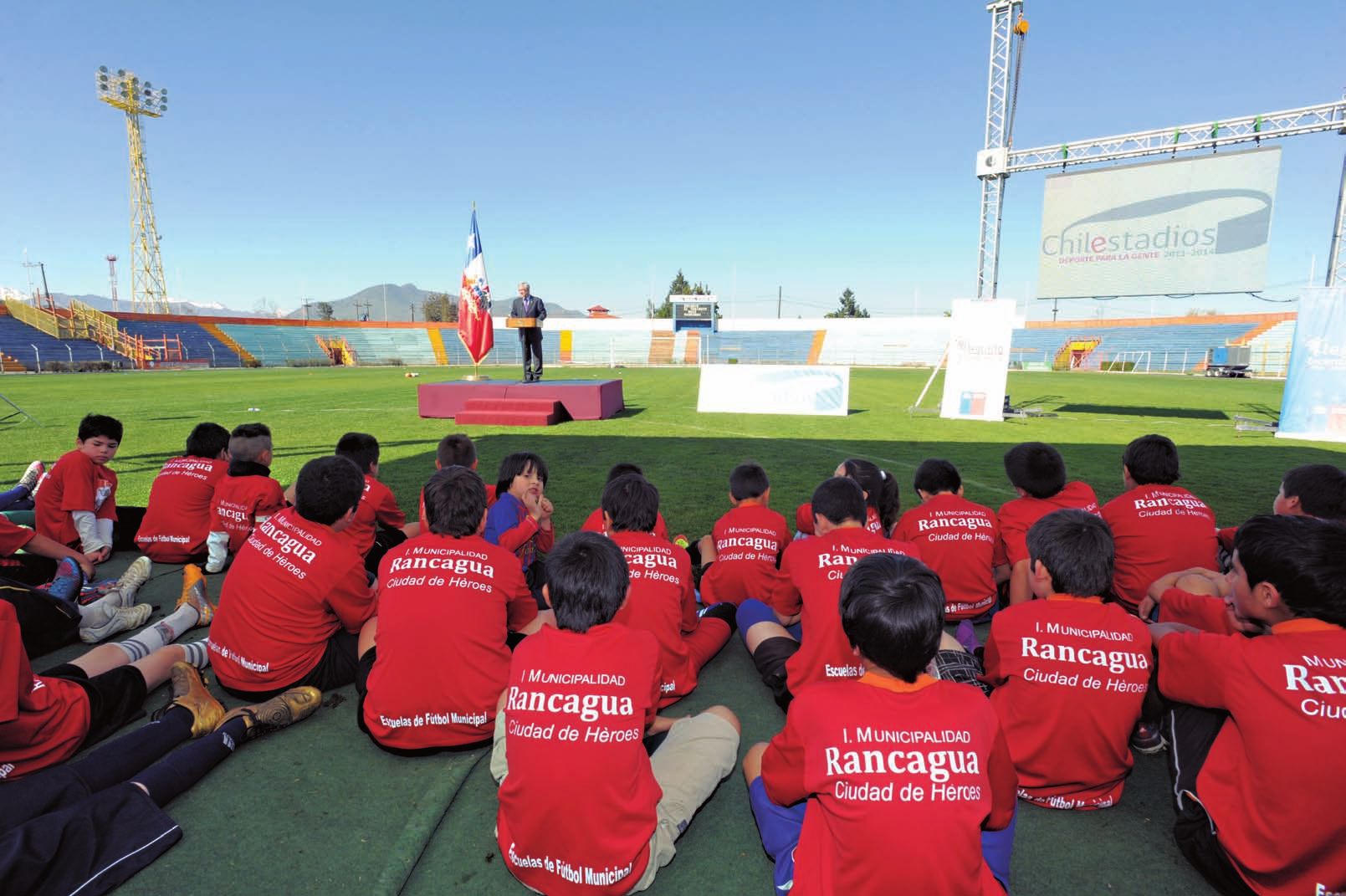 El Presidente Sebastián Piñera anuncia las obras de remodelación del Estadio Parque El Teniente de Rancagua, como parte del programa Legado Bicentenario. 2 de septiembre de 2012. y del club O Higgins.