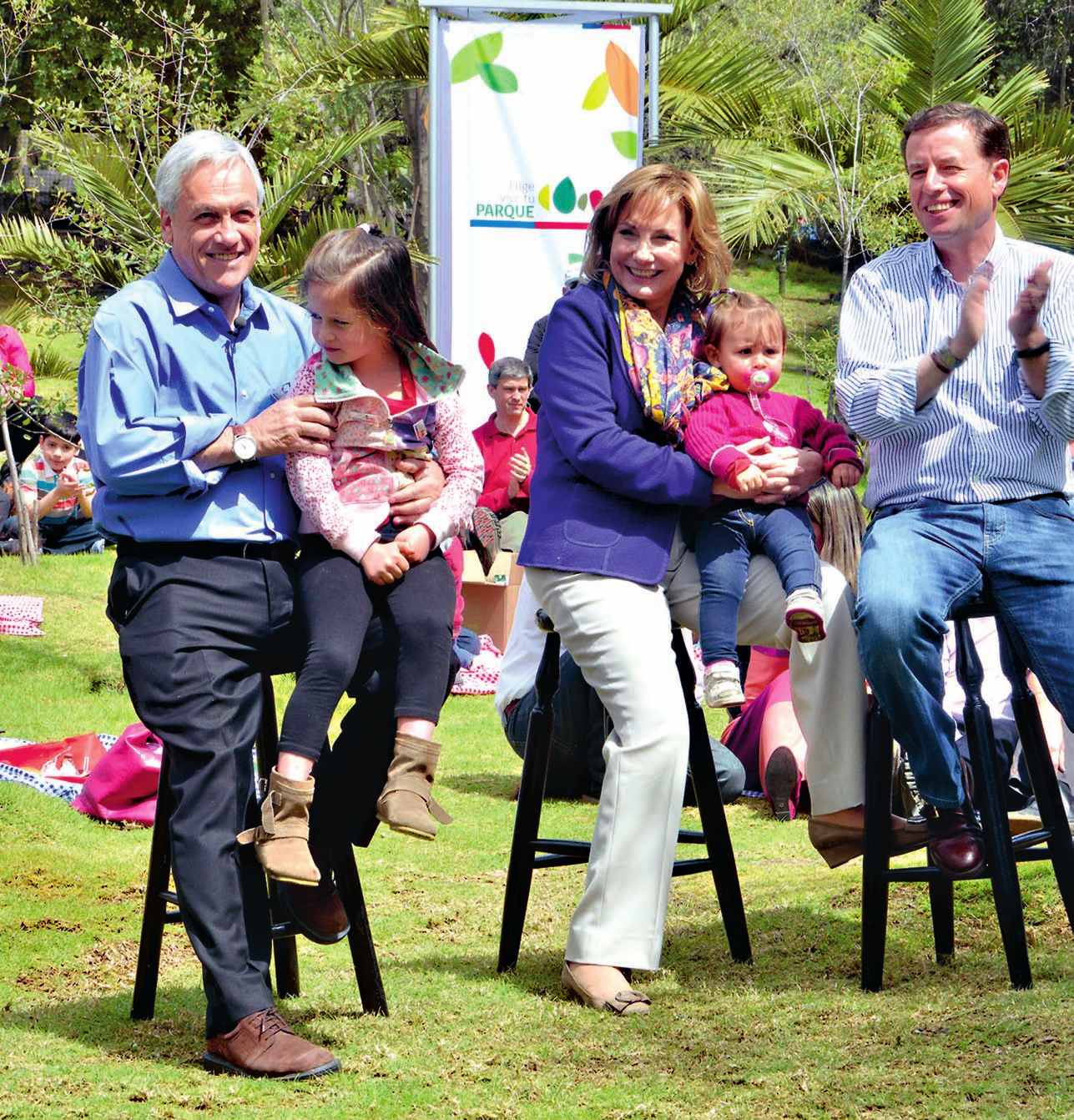 El Presidente Sebastián Piñera, la Primera Dama, Cecilia Morel, y el biministro de Vivienda y Bienes