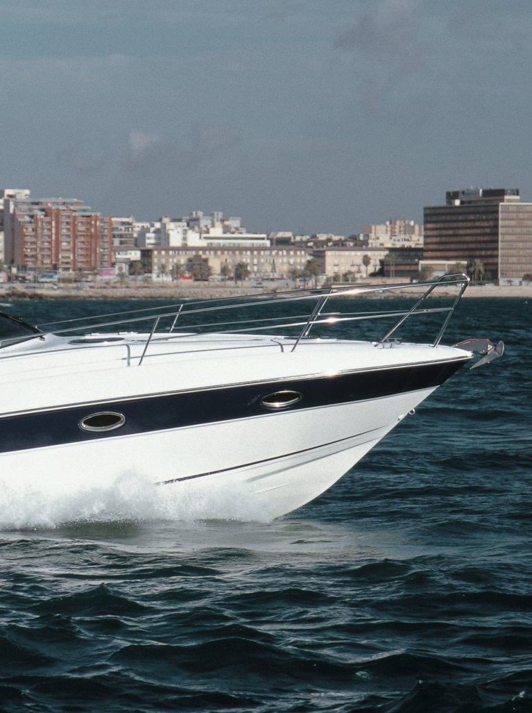 Por gentileza de Yates Alemanes, importadores para España de BMB, hemos podido probar en aguas de la bahía de Palma de Mallorca el nuevo BMB 32 Sport.