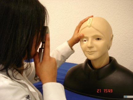 5. Recuerde que debe utilizar la mano derecha para evaluar el ojo derecho del paciente y la mano izquierda para evaluar el ojo izquierdo.