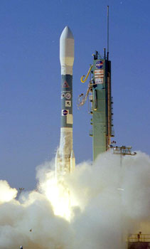 9 de 30 Tres cargamentos. Las calcomanías aplicadas a la primera etapa del cohete Delta 2 indican las tres cargas útiles satelitales que se lanzan al espacio.