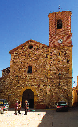 La ermita de San Gil, inserta en el barrio sur de la localidad, es un templo barroco del siglo XVII, de nave única y cabecera achaflanada, cubierta con bóveda de medio cañón y lunetos y, en el