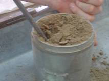 Suelo cemento Mezcla de suelo, cemento y agua, compactada y curada durante el endurecimiento