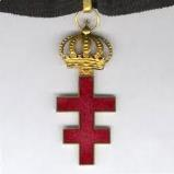 La OSMTH i concede, tanto a sus miembros como a las personas ajenas a ella que se ayan eco merecedoras de la distinción, las siguientes condecoraciones: Cruz al Mérito Templario.
