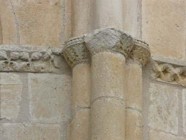 50141 Lado sur del ábside: capiteles de la arquería ciega superior, decorados con motivos vegetales.
