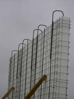 Procedimiento constructivo y detalles 293 5. Como sugerencia se pueden ubicar verticalmente unas barras de acero corrugado de diámetro 8 mm cada 300 mm en cada panel.