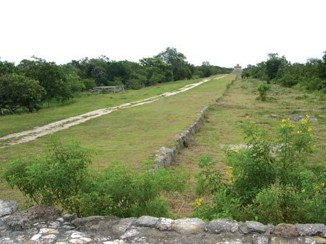 Los caminos prehispánicos de Yucatán Los sacbe ob, caminos, comunicaban lo mismo ciudades que edificios al interior de un sitio.