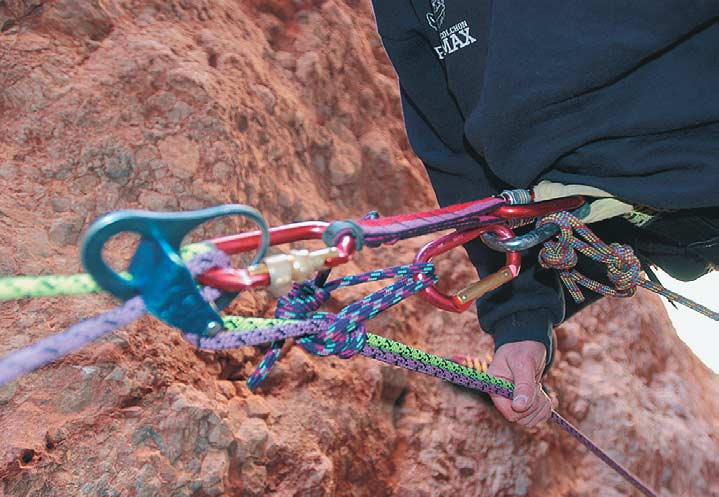 Los mejores nudos de escalada Descensor con un solo mosquetón Nudo apoyando en cuerda