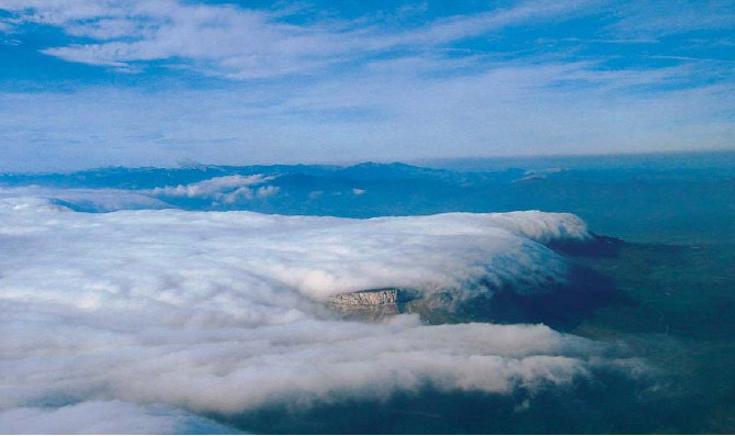 ESTRATOS (St) Son nubes bajas que se presentan en forma de largas fajas horizontales de color humo o grisáceo y son muy parecidas a los nimboestratos, aunque no están relacionados con lluvias o