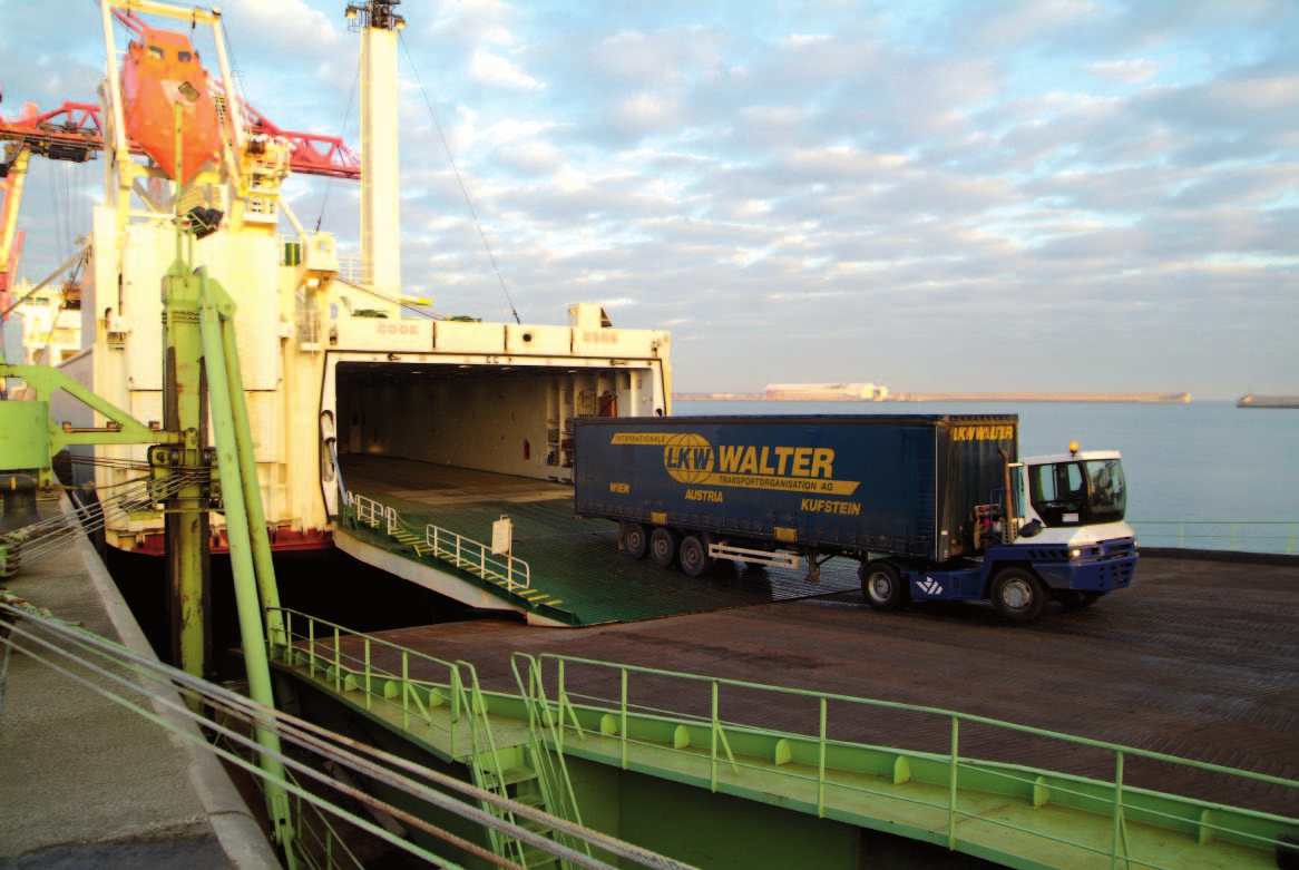 Manipulación profesional de la carga Nos hacemos cargo de sus mercancías valiosas Nuestros barcos sonmuy versátiles y pueden transportar además de trailers prácticamente cualquier carga, incluyendo