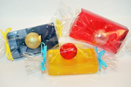 Caramelos con perla Caramelos de glicerina vegetal, de colores y a r o m a s s u r t i d o s, decorados con perlas de