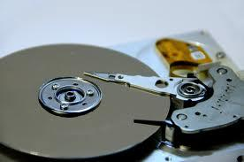 Un disco duro es un dispositivo no volátil que emplea un