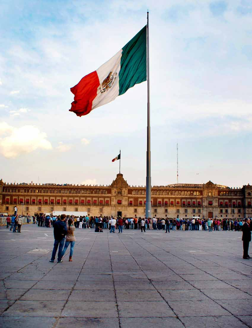La Plaza de la Costitució ha teido otros ombres oficiales, icluyedo Plaza de Armas, Plaza Pricipal, Plaza Mayor y Plaza del Palacio.