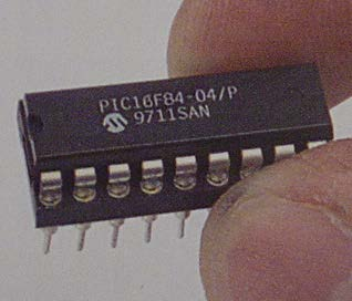 Microcontroladores Un microcontrolador (μc) es un circuito integrado programable, capaz de ejecutar las órdenes grabadas en su memoria, y que dispone de los tres elementos básicos de una
