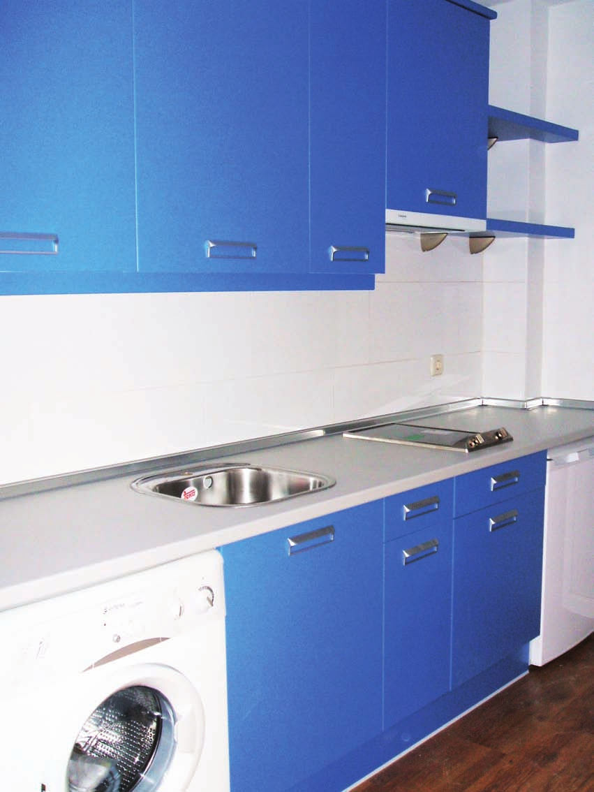 muebles de cocina ambientes CARACTRÍSTICAS stratiﬁcado plástico de 0,7 mm de grosor 1 cara, puerta postformada vertical de R5,