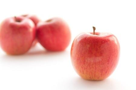 Ácido Málico AHA. Presente de forma natural en las manzanas.