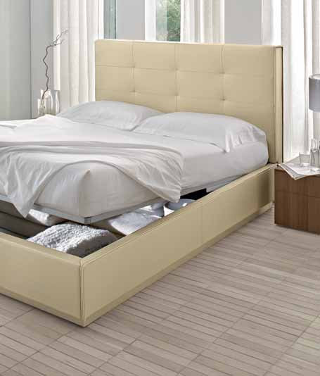 78 79 MYCONOS Letto matrimoniale imbottito con contenitore in pelle extra sabbia. Non sfoderabile. L 175,5 P 222 H 122,5/34 cm. Upholstered double bed with storage unit in sand-colour extra leather.