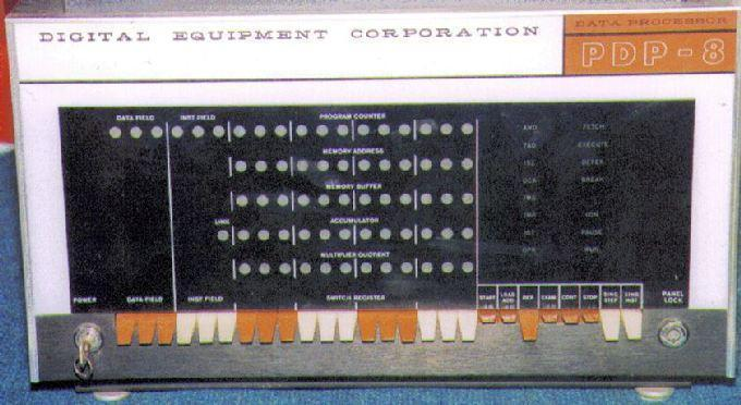 Segunda generación (1955-1965) DEC PDP-8 (1965) 21 Segunda generación (1955-1965) IBM 7090 y 7094 (1962) Versión transistorizada del IBM 709 Aplicaciones científicas Dominan el mercado en los años 60