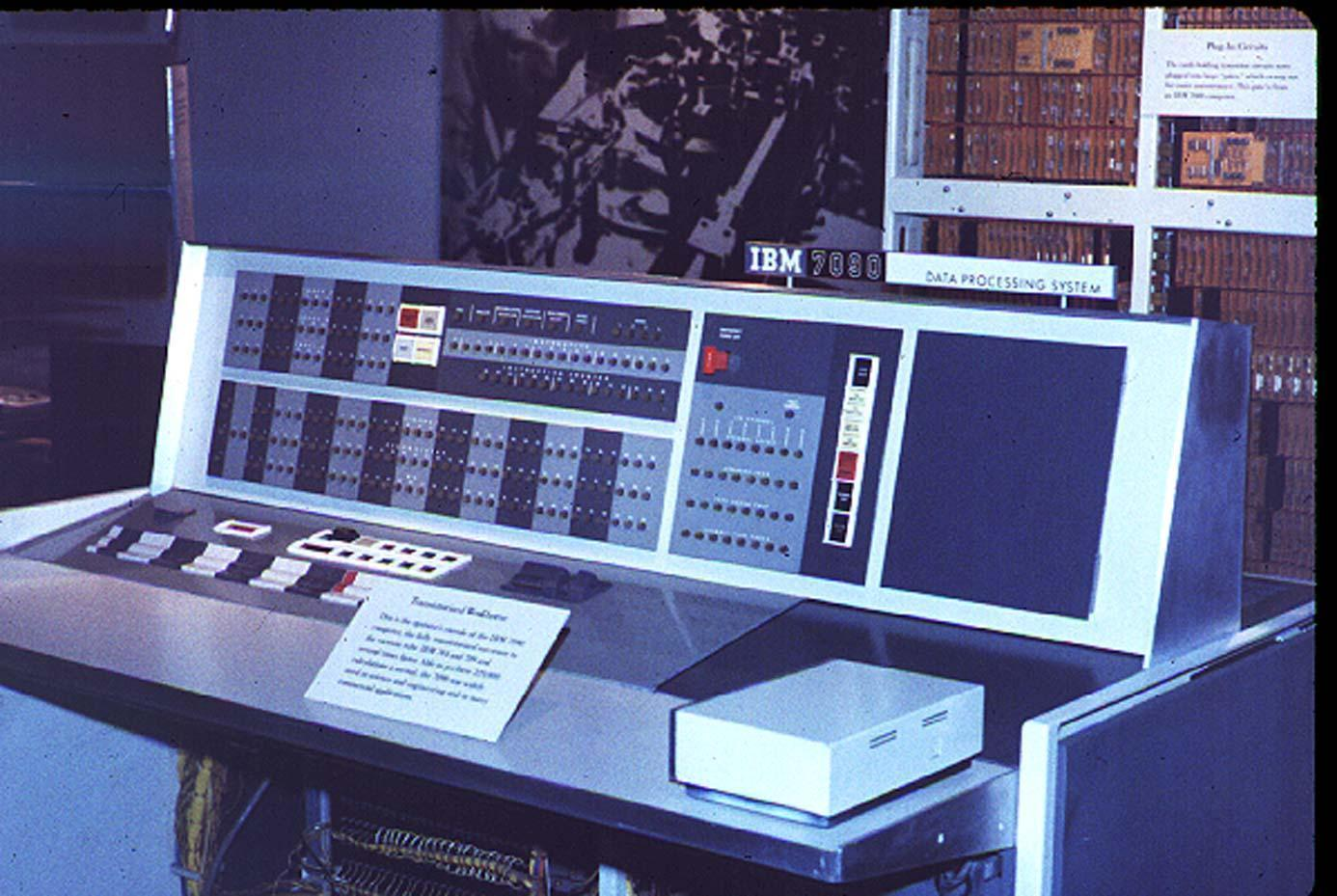 Segunda generación (1955-1965) IBM 7090 23 Tercera generación (1965-1970) Circuitos Integrados (C.I.) Decenas, cientos, miles.