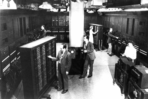 Primera generación (1945-1955) ENIAC. John Mauchley y J. Presper Eckert (1946) inicio de la historia moderna de los computadores 5000 operaciones/s.