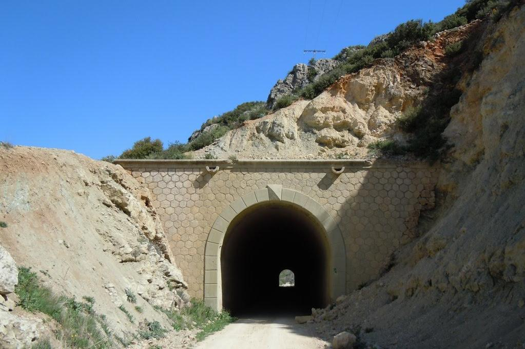 Túnel revestido en las arcillas margosas del Lias, Jurásico Inf.