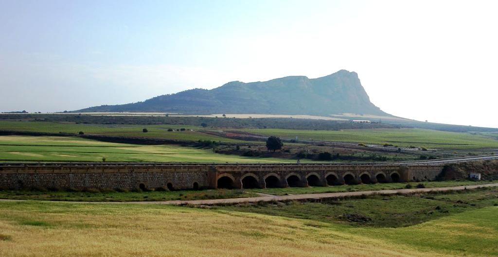 Puente del siglo XVIII y cerros del Terciarios de la zona de El Mugrón.