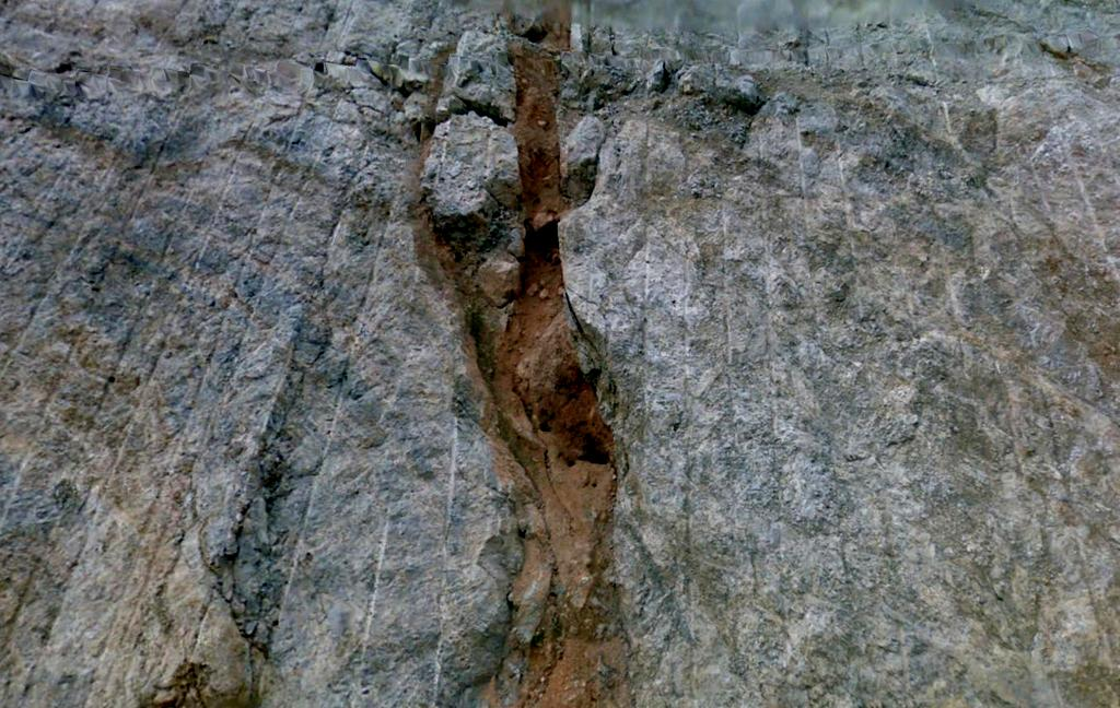 Detalle en zona anterior: Calizas del Jurásico falladas, con