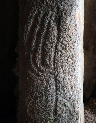 10. Ortostatos 20 (estela con grabados de armas) y 21 (estela antropomorfa) de la pared sur de la estructura megalítica 11. Detalle del grabado de la jamba derecha 12.