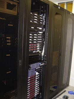 Rack Un rack es un bastidor destinado a alojar equipamiento electrónico, informático y de comunicaciones.