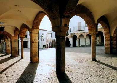 Zafra Es probable que de Zafra (a 20 Km. de Villafranca) haya oído hablar por su feria agroganadera de San Miguel, una de las más importantes y celebradas de la Península desde la Baja Edad Media.