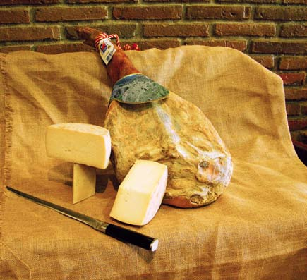 El Jamón con Denominación de Origen de Teruel y el queso son dos de los productos estrella de la gastronomía en la Comarca Solo el frío de la Comarca permite la elaboración de un Jamón con nombre