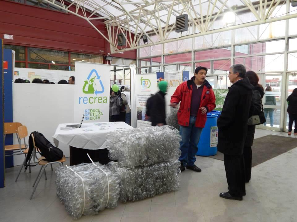 Primera Feria Ambiental La reutilización y el reciclaje de los residuos La actividad se desarrolló entre los días 4 y 6 de junio y comenzó con la entrega de la certificación ambiental de la Escuela