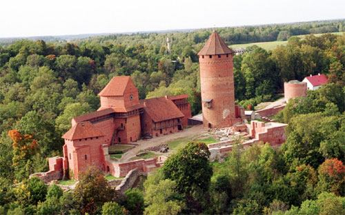 DÍA 2: Visita al castillo de Turaida Visita al Castillo de Turaida en Sigulda. Ahora el pintoresco Castillo es parte del museo-reserva de Turaida.