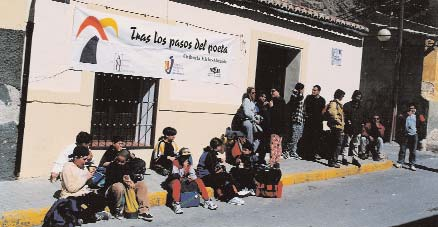 Concentración de senderistas ante la Casa-Museo de M. Hernández en Orihuela (Año 1999) Camino de la Serrana pasando por delante de un supermercado a nuestra derecha.
