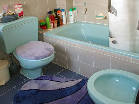 Equipo: Baño Revestimientos para el suelo Laminado Cuarto de baño con baño con ventana Certificado de Eficiencia Energética no disponible aún Opciones Lavado / Aire acondicionado- Comunicación TV