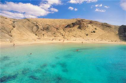Por otro lado, en las islas orientales es localizan extensas playas de arena blanca (denominada jable), como las de Fuerteventura, Lanzarote y parte