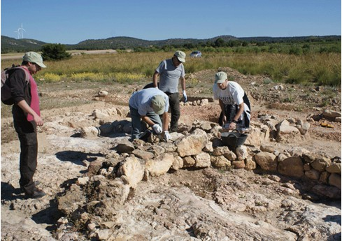 Yacimiento Arqueológico Los Torrejones Yecla DESCRIPCIÓN CAMPO DE TRABAJO: Trabajos de mantenimiento, limpieza, prospección y excavación arqueológica en yacimientos del termino